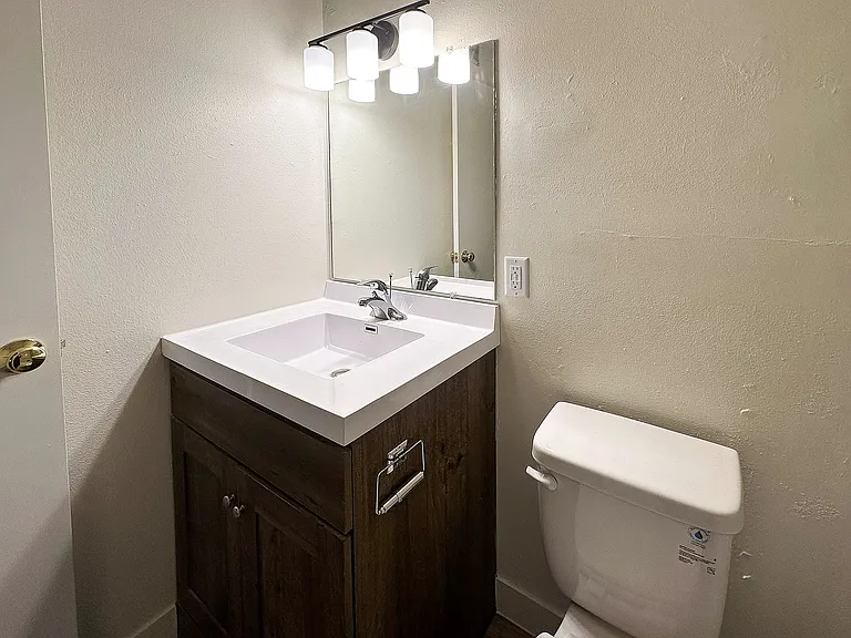 2 Bed / 1 Bath - 1,000 SF - Bathroom