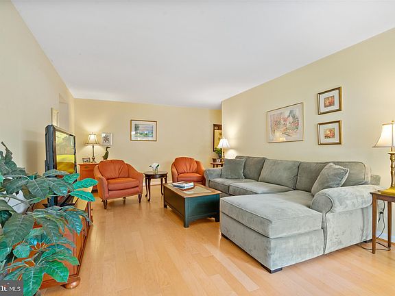 4th image of 11319 Commonwealth Dr APT T1