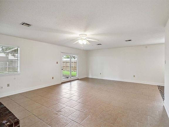 4th image of 1729 Greenwood Dr