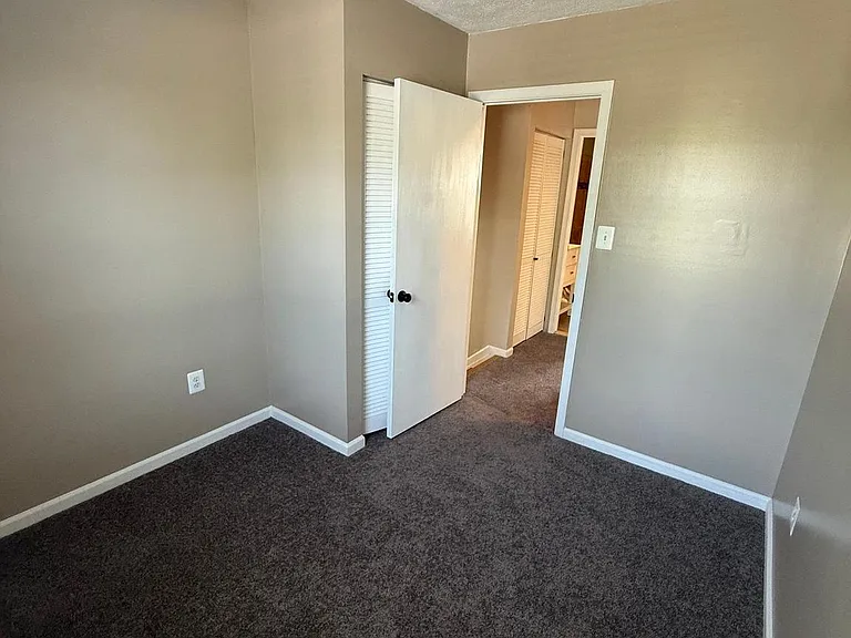 805 London Ct — Photo 25