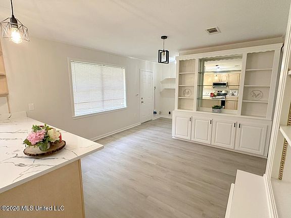 5th image of 213 Faith Hill St