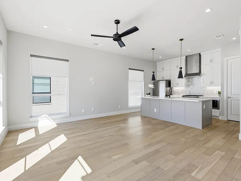 129 Garden Ct E — Photo 12
