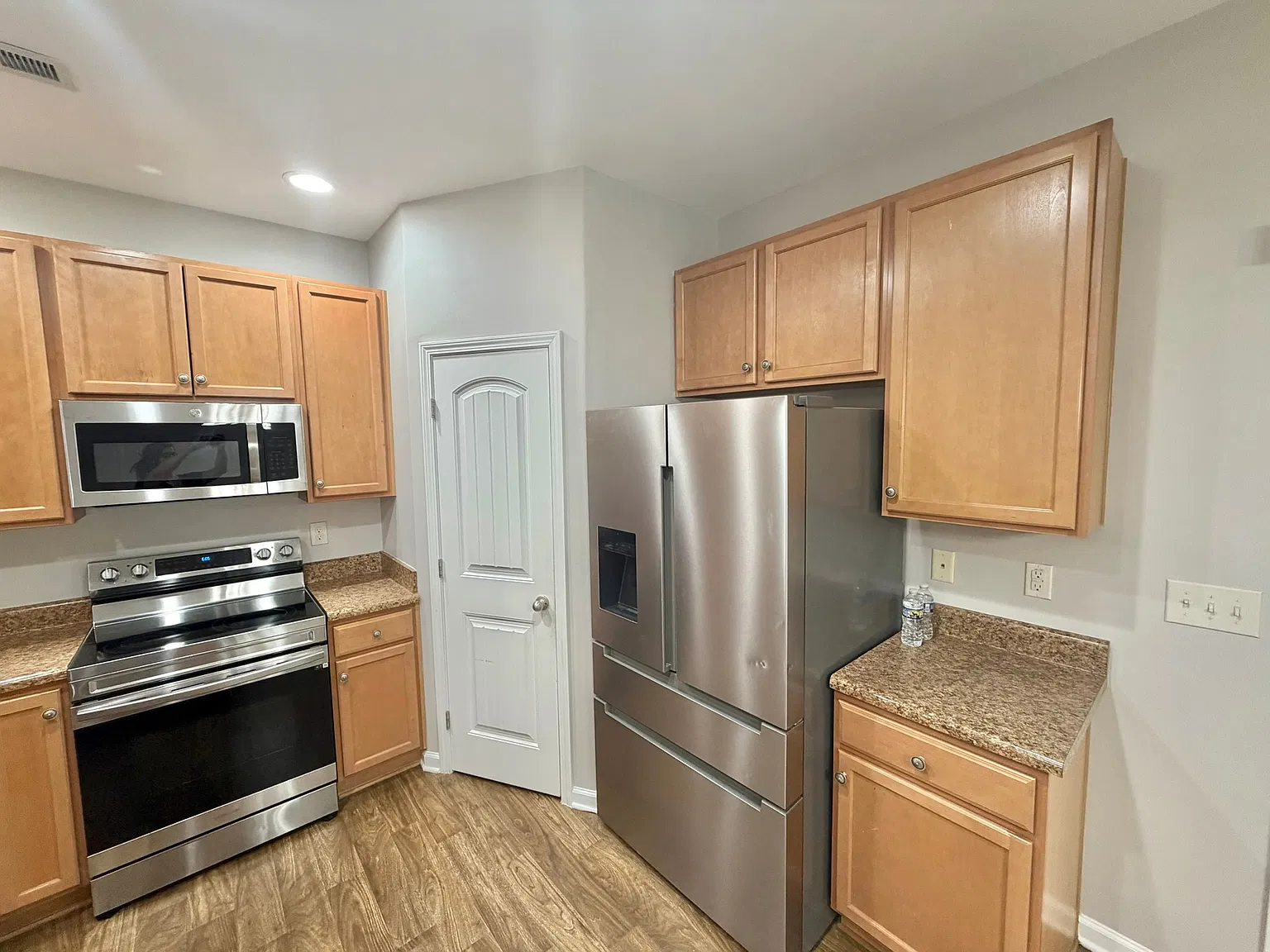 3 bed, 2.5 bath, 1460 sqft, $1,900 — Photo 3