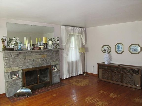 4th image of 4525 Lincoln Ave