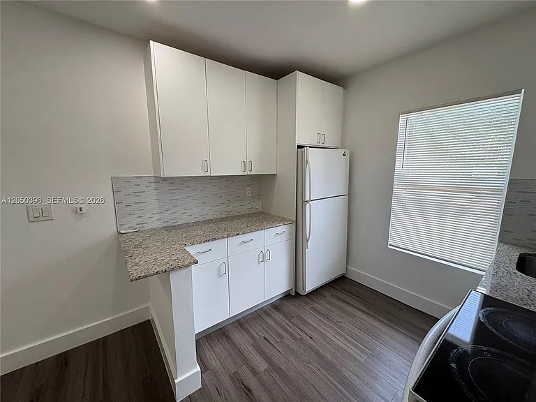 3237 SW 4th St #5 — Photo 8