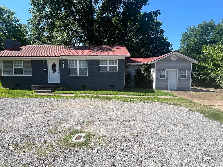 1009 E Moore Ave — Photo 1
