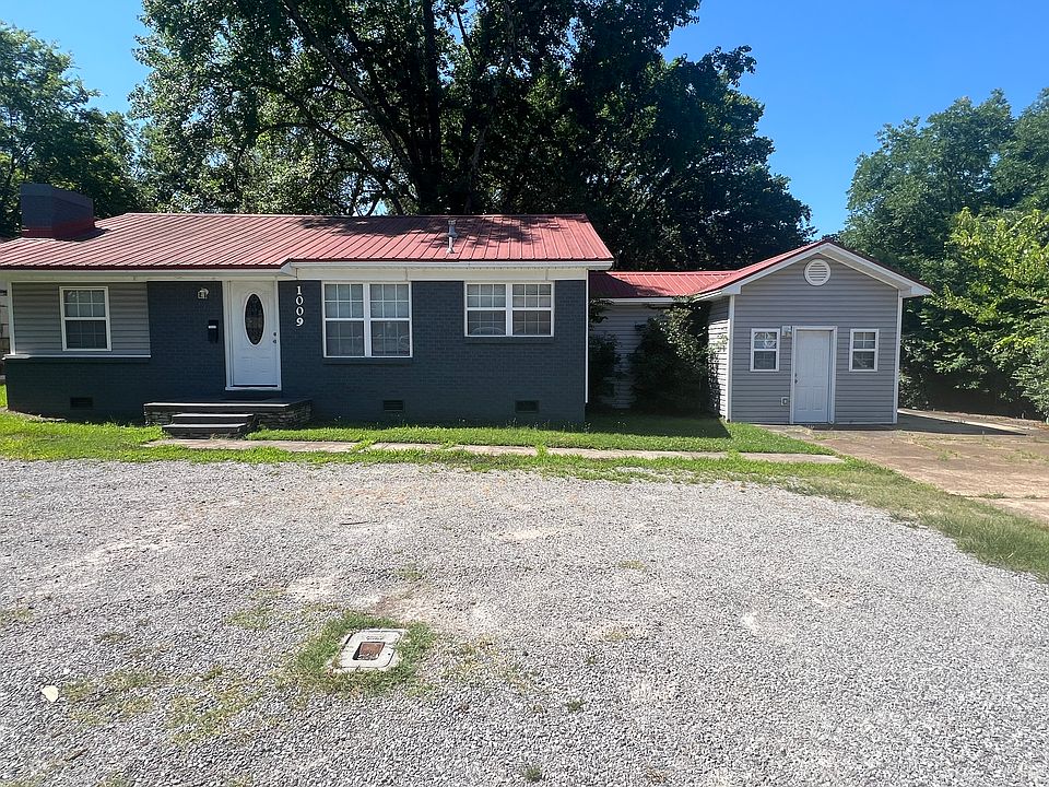 1st image of 1009 E Moore Ave