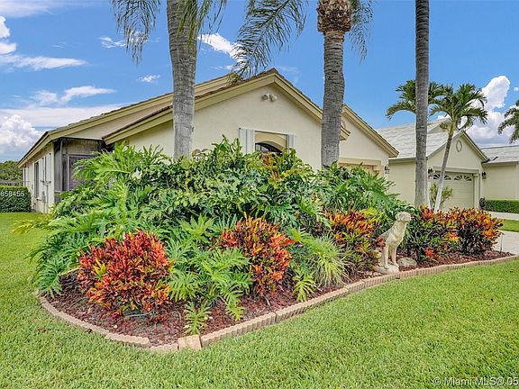 5th image of 10429 Lexington Cir S