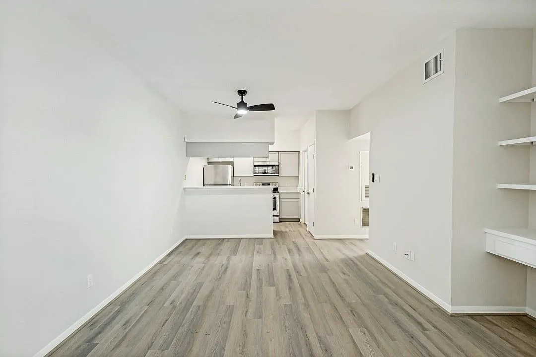 2 bed, 1.0 bath, 841 sqft, $1,300 — Photo 3
