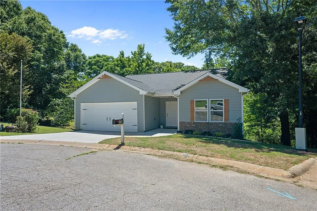 3 bed, 2.0 bath, 1584 sqft, $2,000 — Photo 2