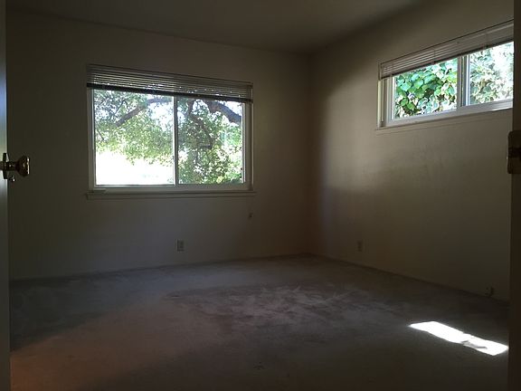 4th image of 927 The Dalles Ave