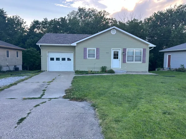 1683 S Lincoln Ave, Marshall, MO 65340