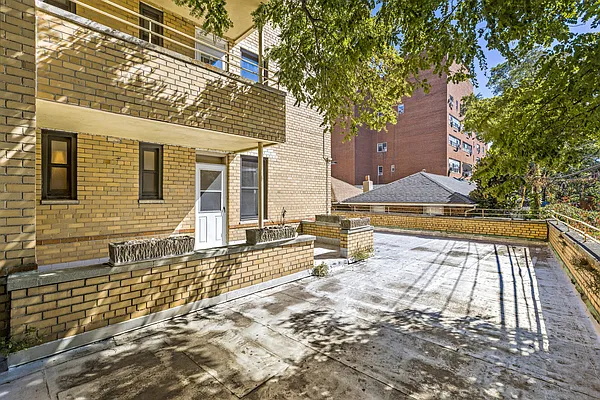 Sold by Thomas Lipovetsky, LREB | media 31