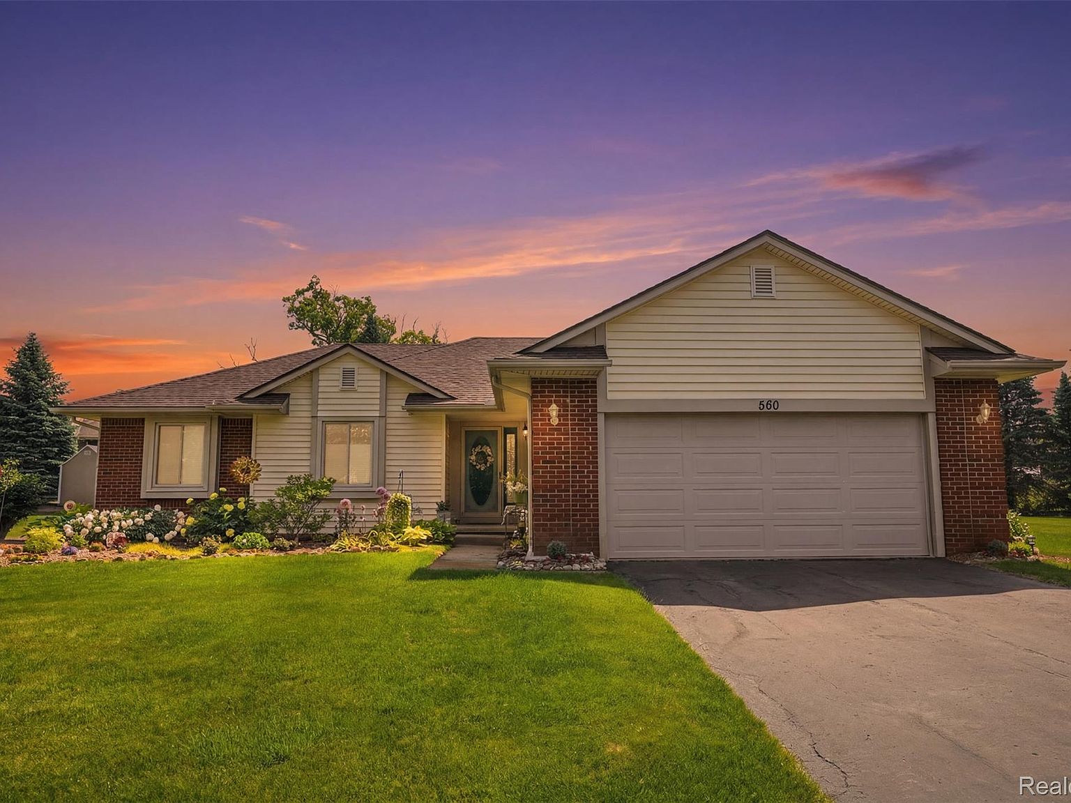 560 Alexander Dr, Commerce Township, MI 48390