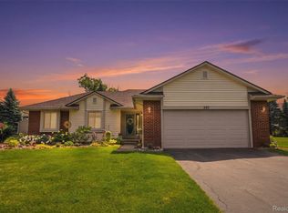 560 Alexander Dr, Commerce Township, MI 48390