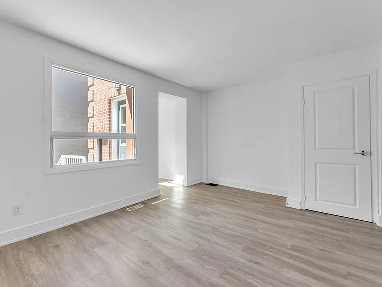 371 Yonge St — Photo 17