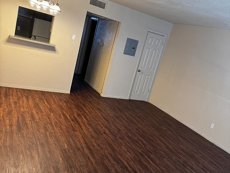 New Riviera Apartments — Photo 11