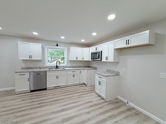 5th image of 318 W 14th St