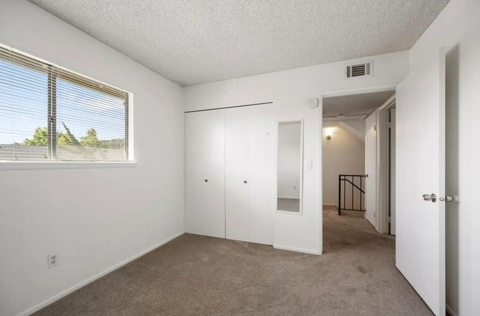 2 bed, 1.5 bath, 1001 sqft, $2,800 — Photo 3
