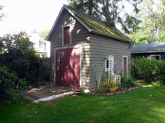 3rd image of 221 Meadow Ln