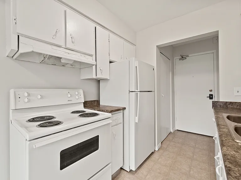 2255 University Ave W — Photo 5