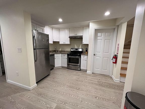 KITCHEN-REF-DISHWASHER-GAS STOVE-OVEN