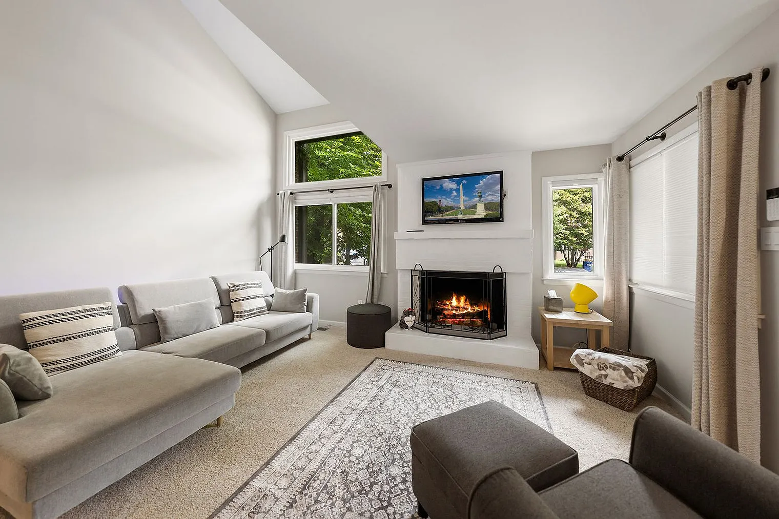 3 bed, 1.0 bath, 19622 sqft, $5,874 — Photo 1