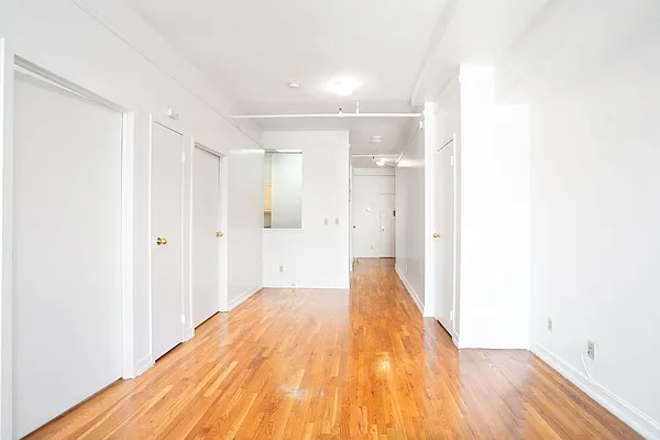 Rented by Waldstar Real Estate LLC | media 10