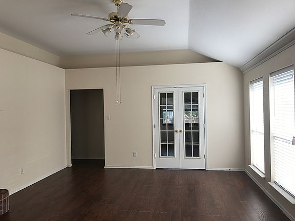 3rd image of 722 W Colony Dr