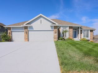 606 Eagle Crest Dr, Papillion, NE 68133