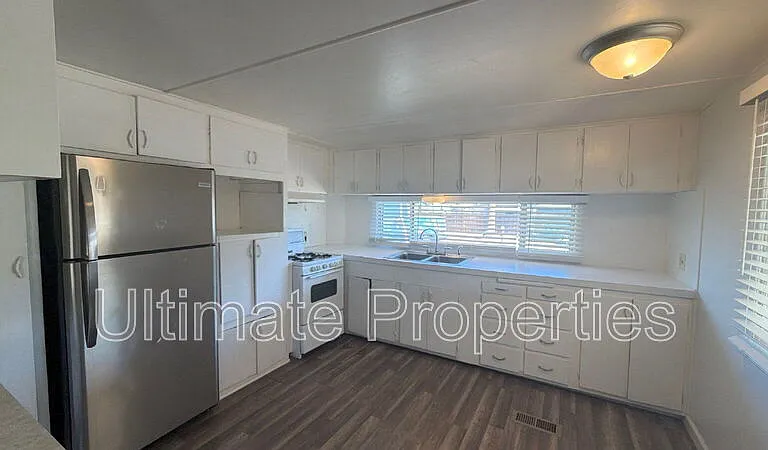2077 E Charleston Ave — Photo 1