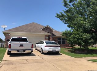 1348 Clearwater Dr, Grand Prairie, TX 75052
