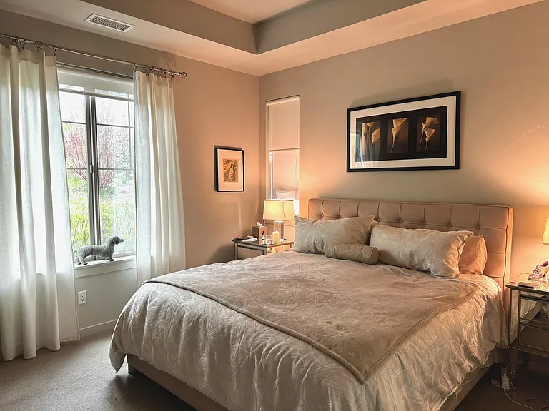 Master suite with beauty rest black mattress (very comfy!)