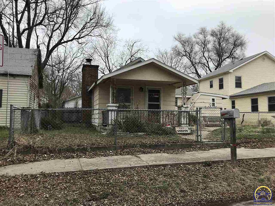 2nd image of 544 NE Gordon St