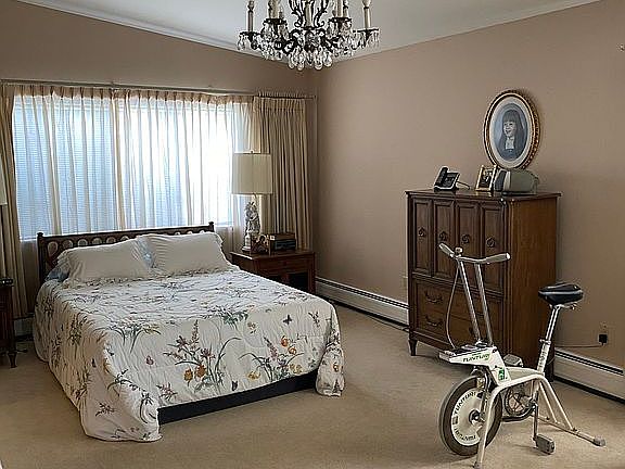 Owner's Suite w/ XL walk-in