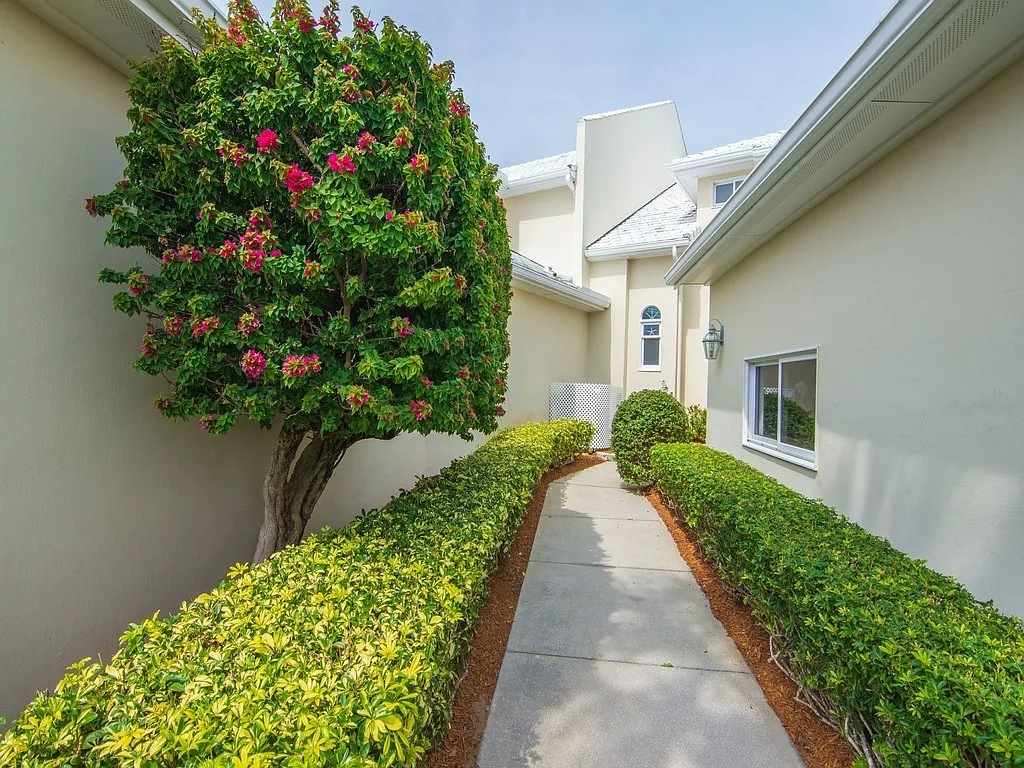 3 bed, 3.5 bath, 2579 sqft, $12,000 — Photo 3