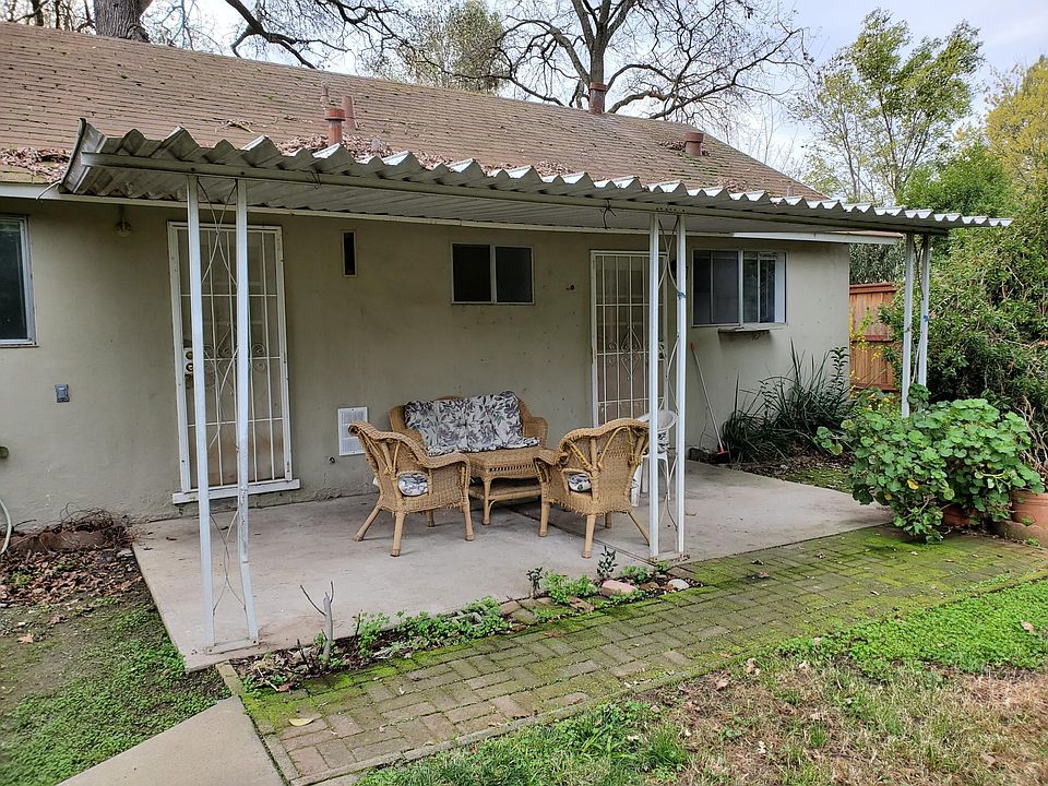 Nice covered Patio with furniture