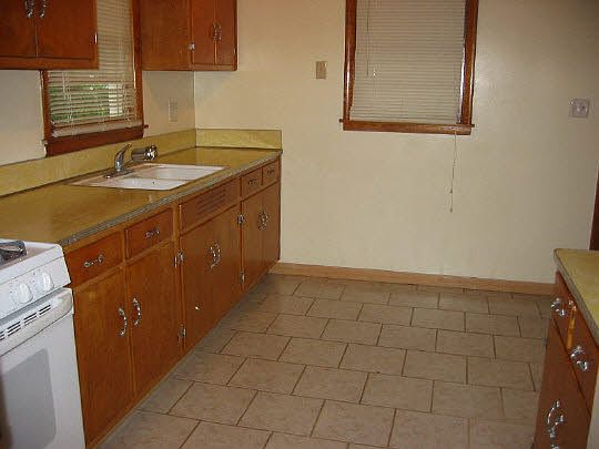 3rd image of 336 E Hosmer