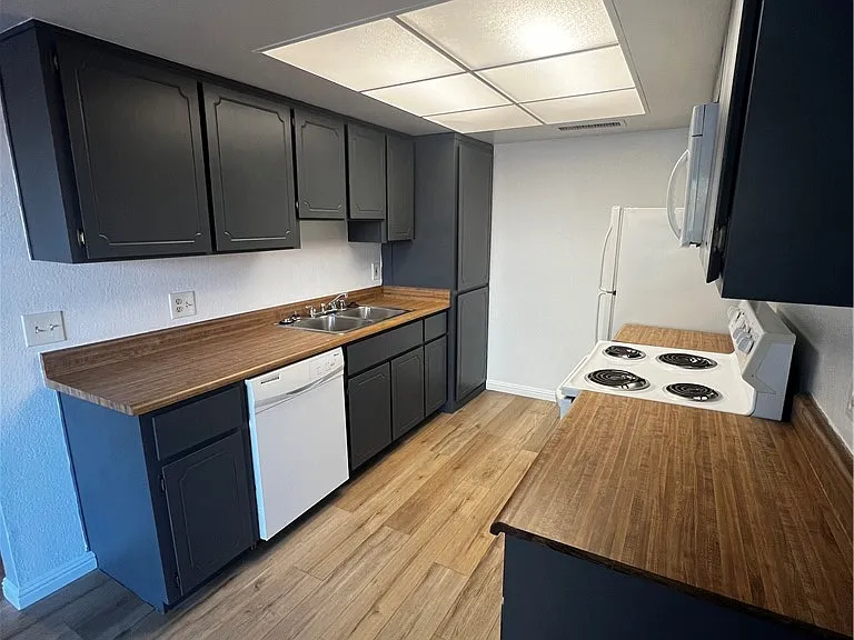 301 Brookside Ln #D — Photo 7
