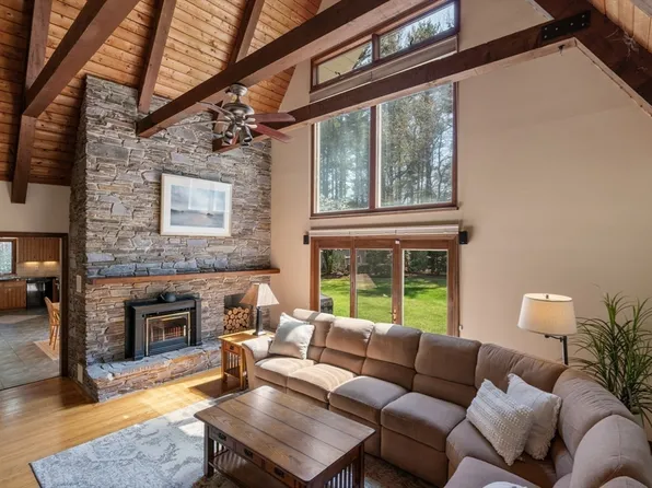 27 Stuart Rd, Rochester, MA 02770