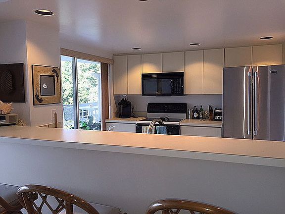 Bar to kitchen