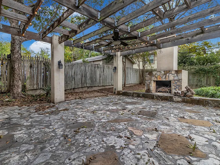 112 Cloverleaf Ave — Photo 37