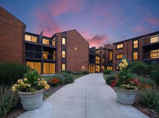 6100 W Stonehedge Dr APT 209, Greenfield, WI 53220