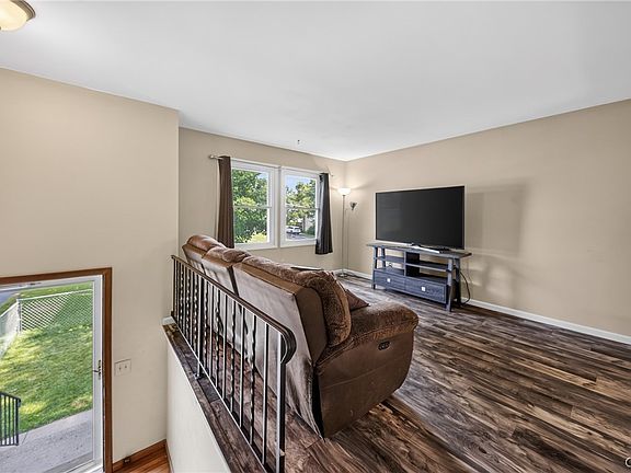 5th image of 221 Juneway Dr