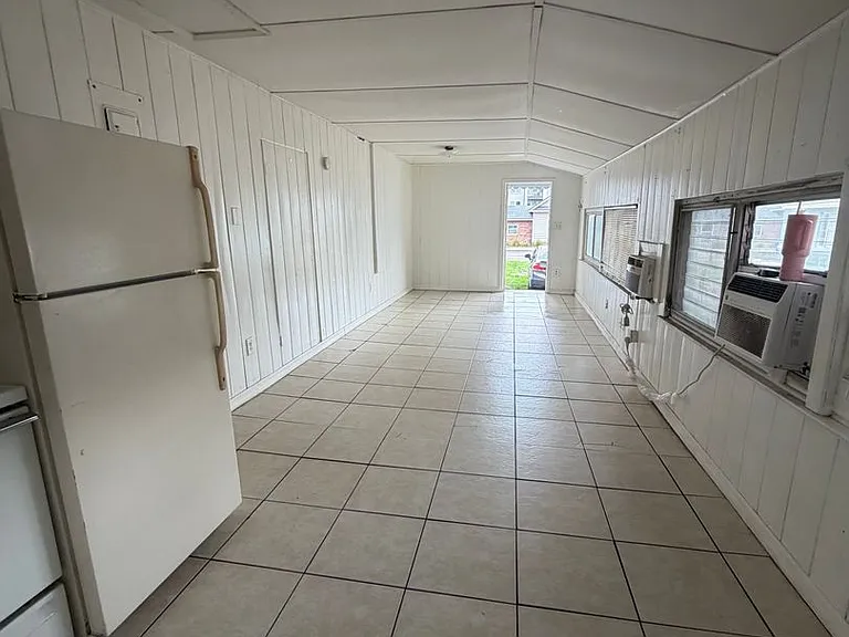 618 Sumner St — Photo 3