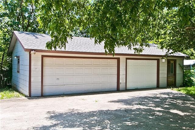 2nd image of 6959 Maple St