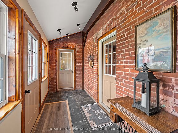 3rd image of 277 Brock St