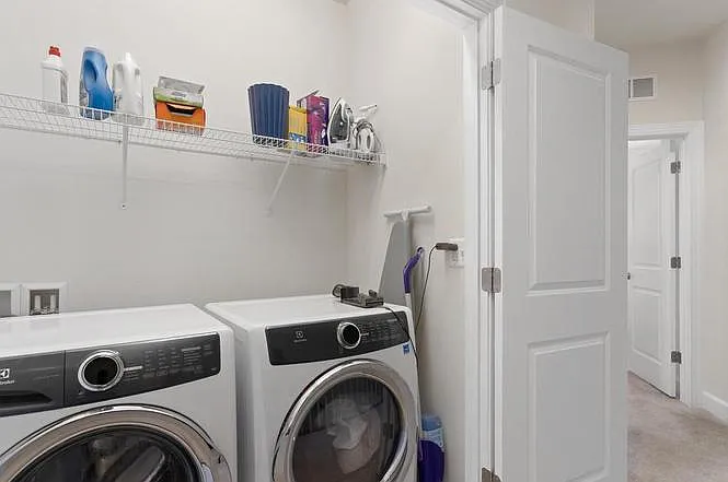 3 bed, 2133 sqft, $3,350 — Photo 3