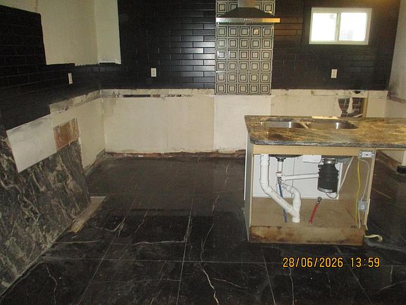 3rd image of 959 Kelton Ave