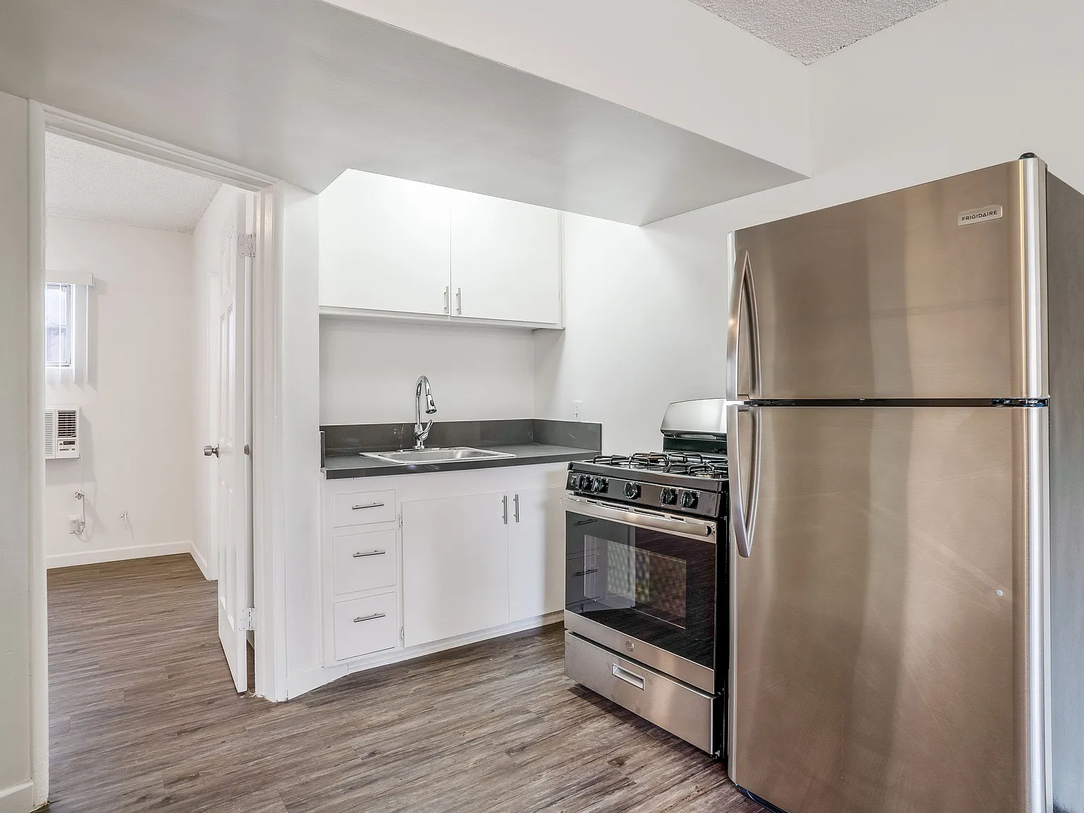 1 bed, 550 sqft, $1,995 — Photo 2
